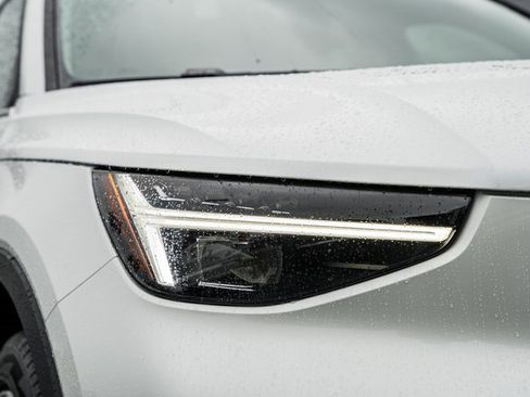 Certified 2025 Volvo XC40 B5 Ultra w/ Climate Package image 14