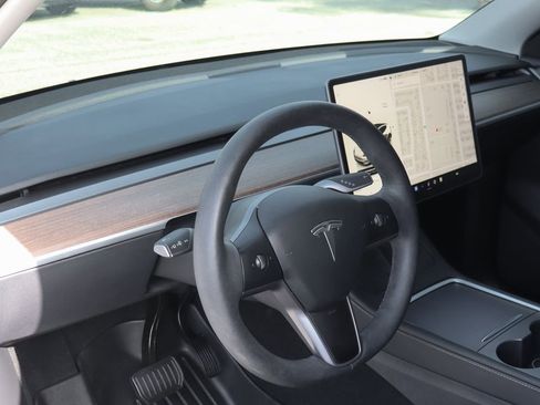 Used 2024 Tesla Model Y Long Range RWD image 19
