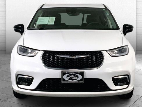 Used 2024 Chrysler Pacifica Select image 2