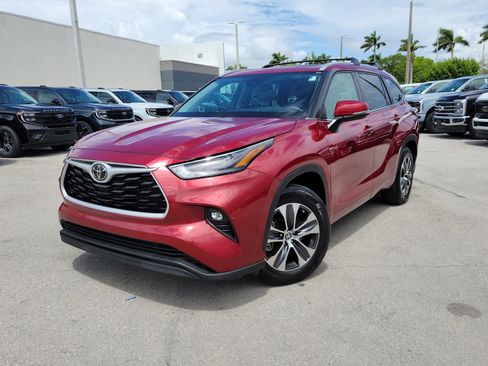 Used 2022 Toyota Highlander XLE FWD image 1