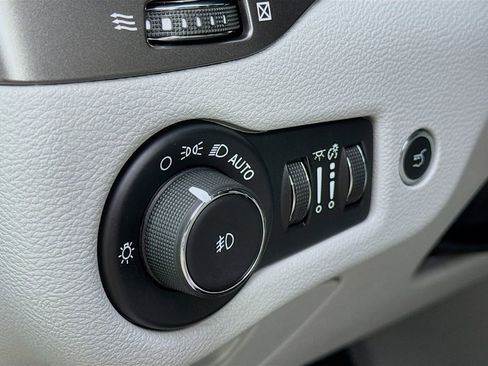 Used 2019 Jeep Cherokee Limited AWD/4WD image 12