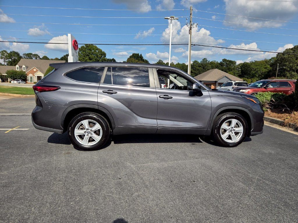 Used 2023 Toyota Highlander L FWD image 13