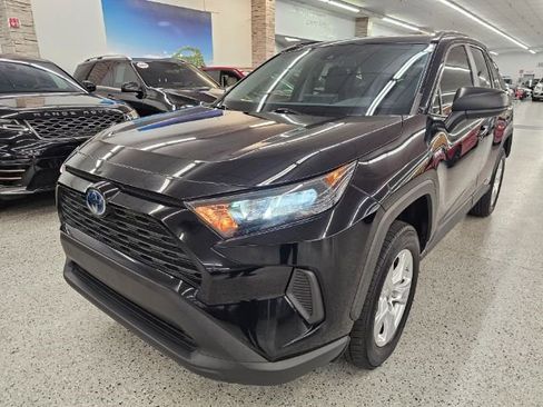 Used 2021 Toyota RAV4 LE image 1