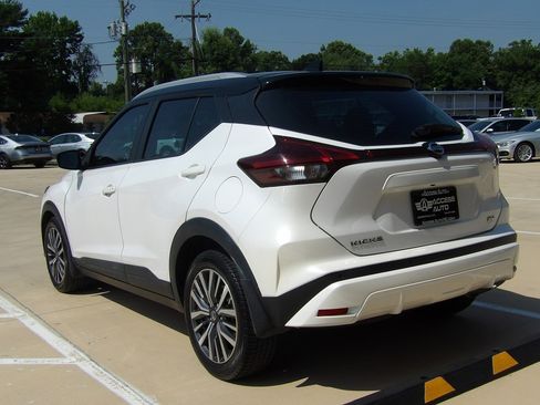 Used 2021 Nissan Kicks SV image 3
