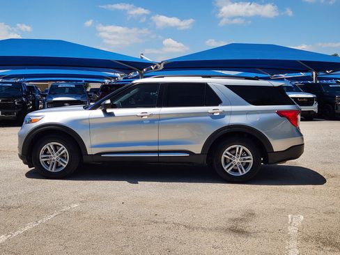 Used 2024 Ford Explorer XLT RWD image 3