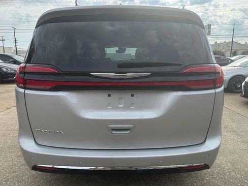 Used 2024 Chrysler Pacifica Touring-L image 6