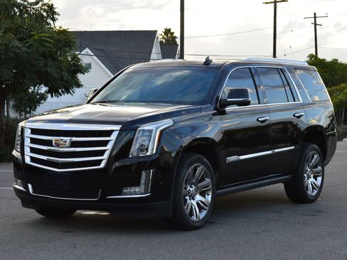 Used 2017 Cadillac Escalade Premium Luxury image 1