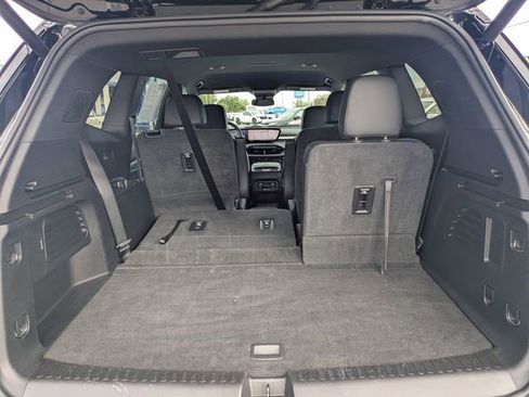 Certified 2025 Buick Enclave Preferred FWD image 11