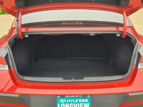 Used 2025 Hyundai Elantra Limited FWD image 9