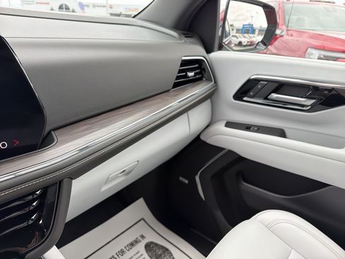 Used 2025 Chevrolet Tahoe Premier AWD/4WD image 23