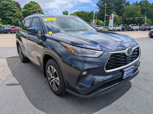 Used 2024 Toyota Highlander XLE AWD/4WD image 8