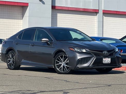 Used 2022 Toyota Camry SE image 2