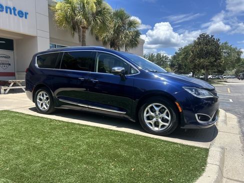 Used 2020 Chrysler Pacifica Limited w/ Advanced Safetytec Group FWD image 2