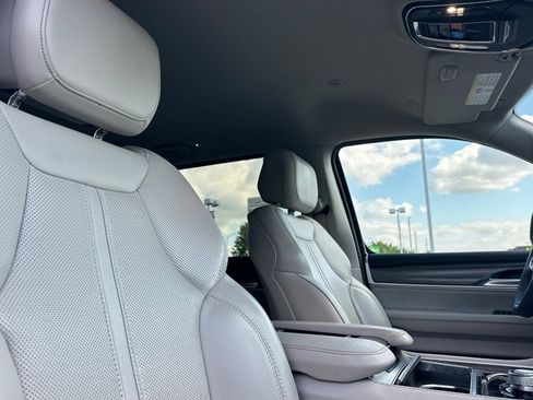 Used 2024 Jeep Wagoneer L Series II w/ Flexible Seating Group AWD/4WD image 18