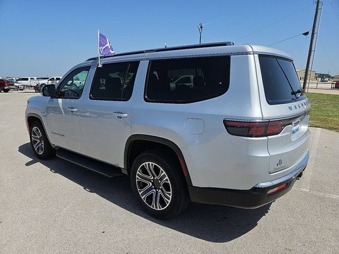 Used 2023 Jeep Wagoneer Series II AWD/4WD image 4