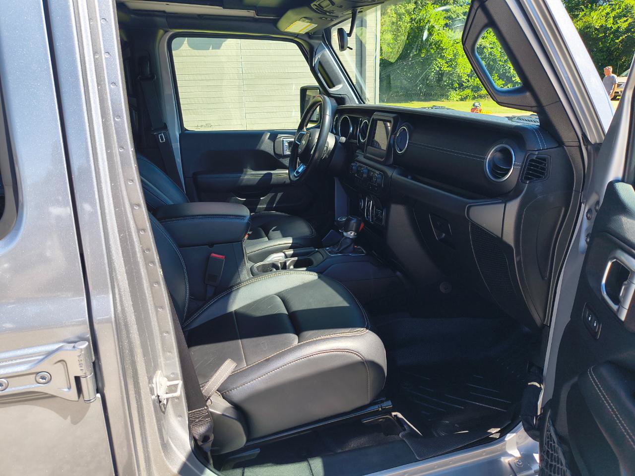 Used 2018 Jeep Wrangler Unlimited Sahara AWD/4WD image 9