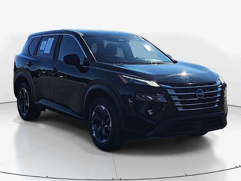 Used 2025 Nissan Rogue SV image 2