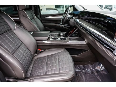Used 2025 Cadillac Escalade ESV V AWD/4WD image 18