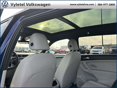 Certified 2022 Volkswagen Tiguan SEL R-Line image 17