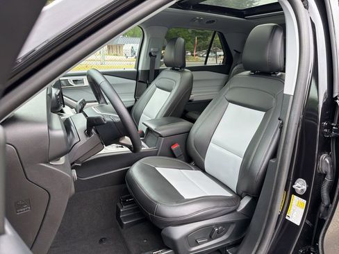 Used 2024 Ford Explorer XLT w/ Equipment Group 202A AWD/4WD image 19