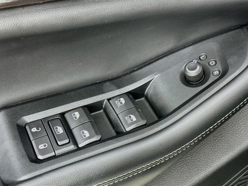Used 2023 Jeep Grand Cherokee L Laredo w/ Luxury Tech Group I RWD image 17