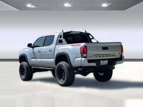 Used 2019 Toyota Tacoma TRD Off-Road w/ Technology Package AWD/4WD image 3