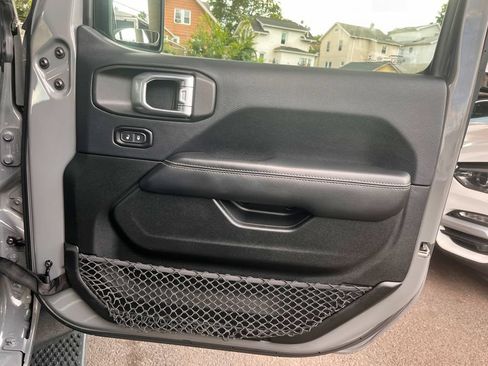 Used 2018 Jeep Wrangler Unlimited Sahara AWD/4WD image 35