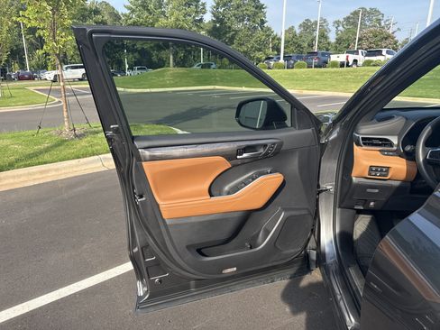 Used 2023 Toyota Highlander Platinum FWD image 14