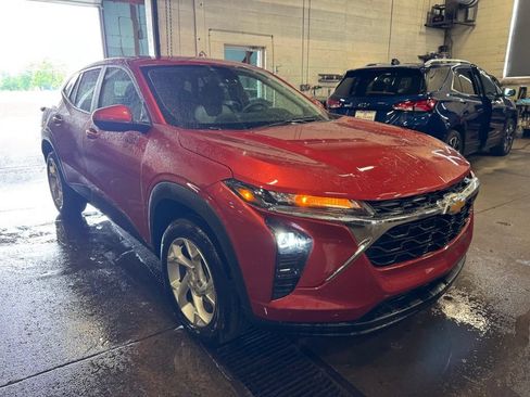 Used 2024 Chevrolet Trax LS w/ LS Convenience Package FWD image 5