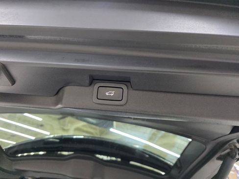 Used 2020 Land Rover Discovery Landmark AWD/4WD image 16