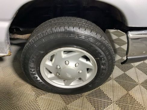 Used 2010 Ford E-350 and Econoline 350 XLT RWD image 31