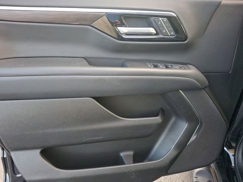 Used 2025 Chevrolet Suburban Z71 image 12