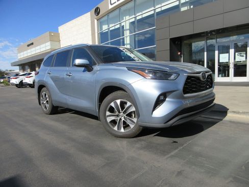 Used 2023 Toyota Highlander XLE AWD/4WD image 12
