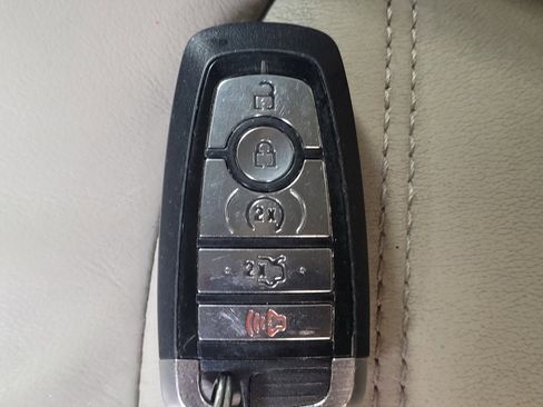 Used 2017 Ford Fusion SE w/ Fusion SE Technology Package image 32