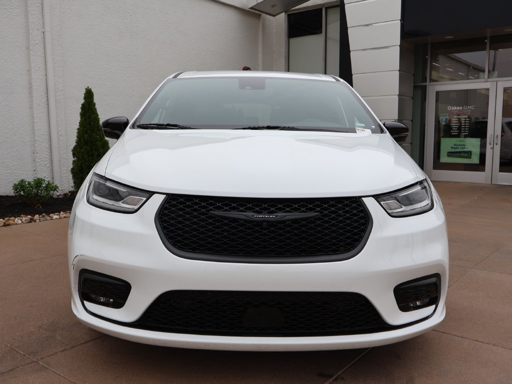 Used 2024 Chrysler Pacifica Limited FWD image 2