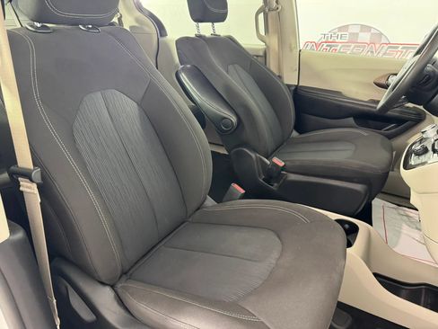 Used 2022 Chrysler Voyager LX FWD image 34