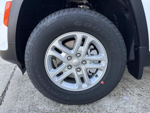 New 2025 Jeep Grand Cherokee Laredo image 3