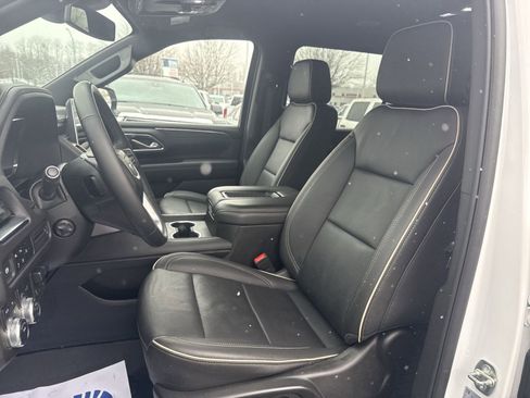 Used 2024 GMC Yukon XL SLT w/ SLT Luxury Package image 13