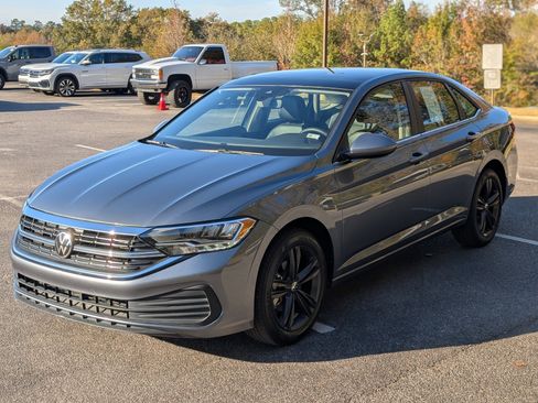 Used 2024 Volkswagen Jetta SE w/ Panoramic Sunroof Package image 5