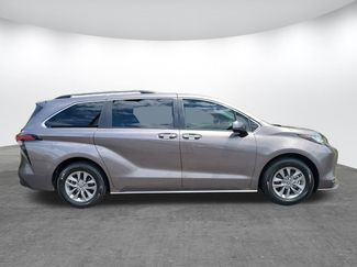 Used 2022 Toyota Sienna XLE w/ XLE Plus Package FWD video 2