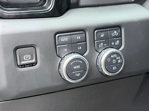 Used 2023 GMC Sierra 1500 AT4 w/ AT4 Premium Package AWD/4WD image 12