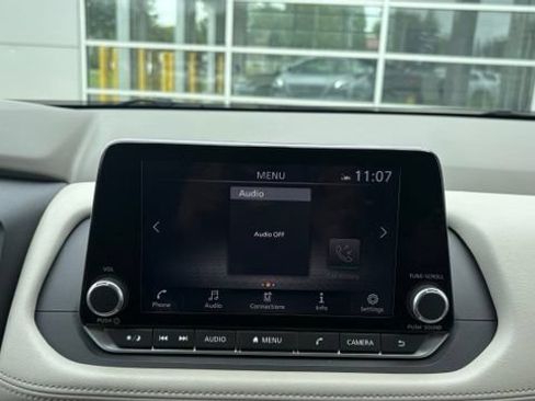 Used 2025 Nissan Rogue SV AWD/4WD image 15