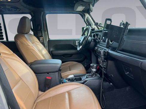 Used 2020 Jeep Gladiator Overland w/ LED Lighting Group AWD/4WD image 17