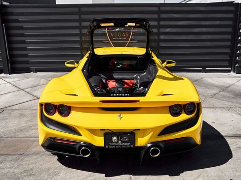 Used 2021 Ferrari F8 Tributo image 25