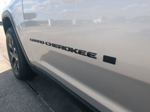 New 2026 Jeep Grand Cherokee Altitude image 13