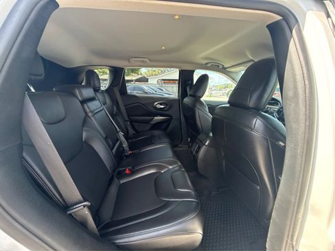 Used 2019 Jeep Cherokee Latitude Plus w/ Cold Weather Group AWD/4WD image 24