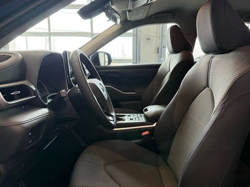 Used 2020 Toyota Highlander LE image 8