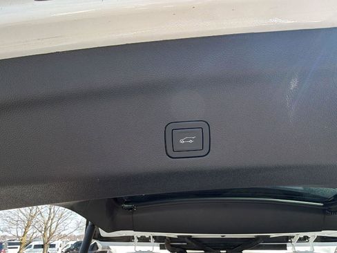 Used 2025 GMC Yukon XL Denali AWD/4WD image 13