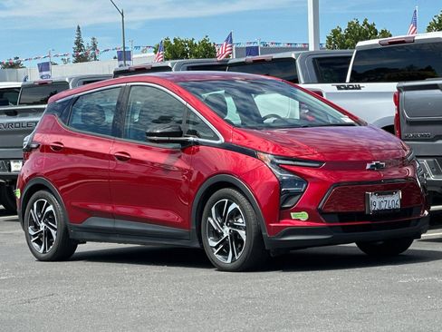 Used 2023 Chevrolet Bolt LT w/ Infotainment Package FWD image 2