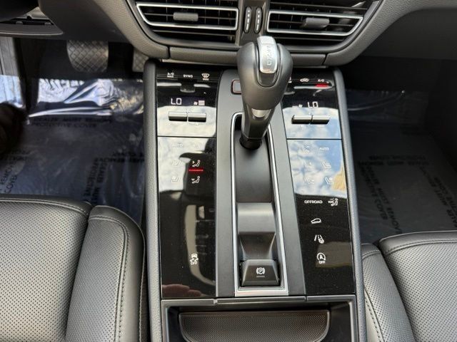 Used 2026 Porsche Macan AWD/4WD image 16